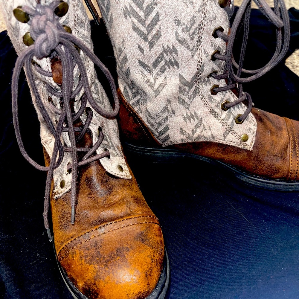 Cute boho style women’s Roxy shoes practically new